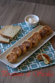 Aggiungete le patate schiacciate, la cipolla tritata finemente, il parmigiano grattugiato, la passolina e pinoli, il burro ed una manciata di pangrattato. Polpette Di Cavolfiore Al Forno Una Tira L Altra Profumo Di Sicilia