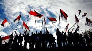 (b) menjaga kehormatan yang menunjukkan kedaulatan bangsa dan negara kesatuan republik indonesia; Foto Kibaran Merah Putih Di Nusantara