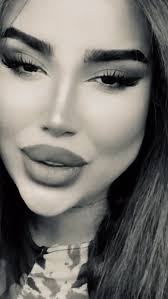 هزار بار آمدم خطت بزنم از قلبم خود خودت را یادت را اسمت را اما … فقط قلبم  پر شد از خط خطی های عاشقانه !