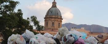 Risultati immagini per foto mondezza tra monumenti a Roma