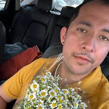 في كل مرة أرفع فيها صورة مع زوجي، يشعر معجبيه المتعطشون بالغضب لأنه ليس مع  رجل حار ذو العضلات، ذو العضلات البقري، مشعر ويريدونه. أحب إزعاجهم، لذا ها  نحن بعد تايلور سويفت -