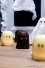 Um eine halloween party auch kindgerecht zu gestalten, ist es gut, sich vorab zu überlegen wer eingeladen wird, wie alt die kinder sind und wieviel grusel eines der wichtigsten dinge für eine gelungene halloween party sind die kostüme. Das Wahrscheinlich Schnellste Halloween Rezept Uberhaupt Diese Sussen Geister Lollies Und Schattenmonster Aus Schaumkussen Sind Garantiert Der Hit Auf Jeder Kinder Halloween Party Filizity Com
