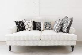 I cuscini sono eccellenti quando vuoi aggiungere vita alla tua casa senza ridipingere completamente: Arredare Con I Cuscini Come Disporre I Cuscini Sul Divano Unprogetto Progettazione E Arredamento Di Interni