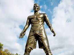 Statue of ronaldo at madeira airport after it was named after him ???? Viel Spott Fur Hassliche Ronaldo Buste News Orf At