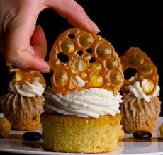How To Decorate With Caramel So Yummy Desserts Creative Desserts Caramel Cake Decoration