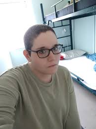 Hi there! 🫶🏻 I'm a young trans woman and I turned 22 this year! Leo girly  through and through and eager to find someone to share this gorgeous art  deco 2 bedroom,