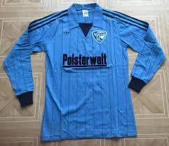 Bochum / 69 / predatorfifa exklusiv in dieser farbzusammenstellung für den vfl bochum 1848 produziert mit farblich abgesetzten bündchen an kragen und ärmel mit gründungsjahr Vfl Bochum Home Football Shirt 1982 1984 Sponsored By Posterwelt