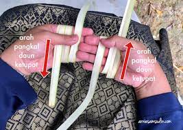 Ketupat biasa disajikan bersama hidangan berkuah, seperti sayur, gulai, opor, ataupun semur. Cara Anyam Ketupat Bawang Mudah 3 Minit Siap Arnie Samsudin