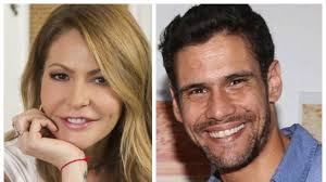 Νέες φωτογραφίες δημοσιεύτηκαν από τις κοινές διακοπές του εκπρόσωπου τύπου της νέας δημοκρατίας και πρώην υπουργού, βασίλη κικίλια και της τζένης μπαλατσινού, στην πάτμο. Tzenh Mpalatsinoy H Sklhrh Apanthsh Ston Oyggarezo Gia Th Nea Ths Sxesh Fwto