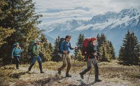 Es lo mismo senderismo, trekking y montañismo?