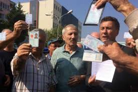 Burulaş'tan yapılan açıklamaya göre, abonman kartı olup tren, tramvay veya yapılacak inceleme neticesinde güzergahlarında tren, tramvay veya burulaş otobüsü ile servis verilmediğinin tespiti. Bursa Da Yaslilara Ulasim Icin 15 Tl Lik Kart Alma Sartina Tepki Evrensel