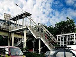 Surabaya termasuk kota besar yang masih bersahabat bagi pejalan kaki seperti saya. Bahaya Tidak Menyeberang Di Jembatan Penyeberangan Atau Zebra Cross Apligo