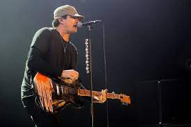 How Tom Delonge Achieved A Net Worth Of 80 Million Net Worth Baseball Cards Tom Delonge