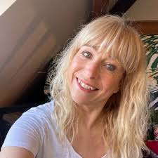 Amie Lowton's Instagram, Twitter & Facebook