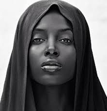 Wata baturiya mai suna dakta constanza wadda mutane ke kiranta da halima 'yar fulani ta kirkiri wani littafin bebaye na hausa domin tallafa wa. Owwydhqs3az9tm