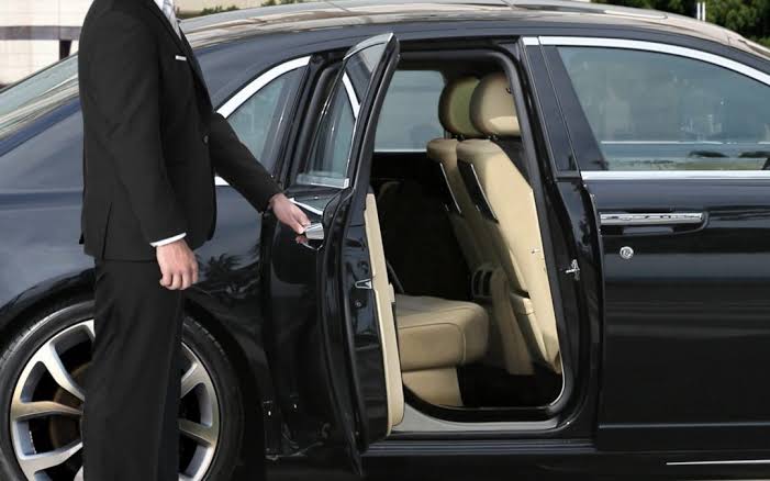 Professional Black Car Service vs Ride Sharing Apps: What's the Difference?  &ndash; Royal Knights Limousine