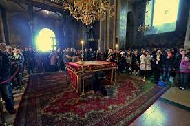 Cele mai populare aperitive pentru masa de paste sunt ouale umplute astazi va ofer cateva idei oua umplute cu avocado un fruct food food and drink breakfast. De Ce Se Trece Pe Sub MasÄƒ In Vinerea Mare Gestul Are O SemnificaÅ£ie IncredibilÄƒ