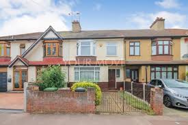 3 bedroom (s) 1 bathroom (s) victorian style house three bedrooms 80ft rear garden approx off street parking clsoe to romford town centre and romford mainline station three reception rooms. 3 Bedroom Property For Sale In Romford Your Move