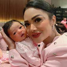 Atta halilintar dan aurel hermansyah menamai anak mereka ameena hanna nur atta. Oucqm4px8qtaam