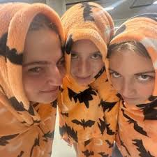 evan mickey & sisi (@smartblonds)