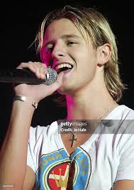 Aaron Buckingham of "V" supports McFly and performs