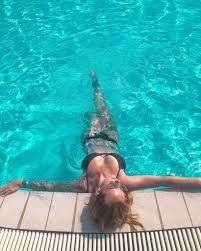 She has risen to massive popularity for her casual chic modeling often showcasing her tattooed physique. Komplett Andere Personlichkeit Tickt Denise Wie Btn Emmi Promiflash De