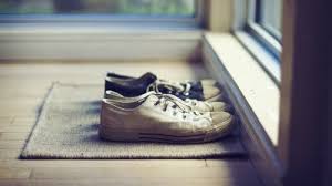 Ich meine hier nicht das man in nem eigenen haus oder ner wohnung lebt sondern eher sowas wie ne wohngruppe oder eine spezielle einrichtung für sowas. Warum Du Schuhe Ausziehen Solltest Wenn Du Dein Zuhause Betrittst Besser Gesund Leben
