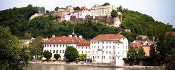 blick von der passauer ortsspitze auf die jugendherberge veste oberhaus in passau passau herberge reisen