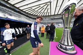 La rochelle est le nouveau leader du top 14 après sa victoire contre clermont au terme d'un match très intense avec du jeu et beaucoup de combat. Challenge Cup Final Pits Jono Gibbes La Rochelle Against Scarred Clermont