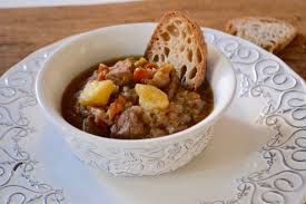 Se amate questo tipo di pietanze, ecco per voi altre ricette di zuppe rustiche e gustose: Gulash Ungherese Video Ricetta Rossetto Cioccolato