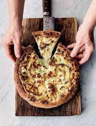 Jamie Oliver Cauliflower Cheese Pizza Meat Free Meals Channel 4 Recipe Cauliflower Cheese Jamie Oliver Pizza Jamie Oliver Cauliflower Cheese