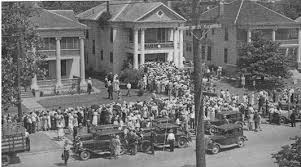 Spectators Push And Shove At The Mckamy Campbell Funeral Home In Dallas Bonnie Parker Bonnie And Clyde Photos Bonnie N Clyde