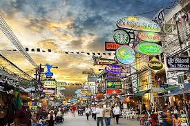 Thailand mengharapkan kedatangan 3 juta turis asing di akhir tahun ini setelah perbatasan kembali dibuka. 6 Wisata Malam Di Thailand Paling Ramai Seru Banget Disini