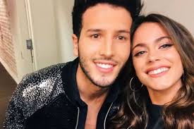 #sebastianyatra le dio un #beso a #tinistoessel en pleno show y el público estalló. Sebastian Yatra Y Tini Stoessel Encendieron El Escenario Del Luna Park Con Un Beso Tu En Linea