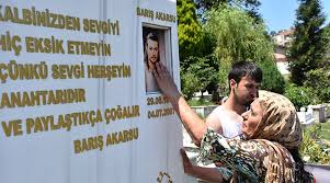 Barış'ın sevenlerini görünce hem mutlu oluyorum hem canım meleğimi çok özlüyorum. Birgun Gazetesi Sur Twitter Baris Akarsu Dogum Gununde Mezari Basinda Anildi Https T Co Kspwsw9zyp