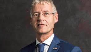 He is a male celebrity. Even Voorstellen Minister Arie Slob