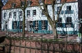 Das gewisse extra in unmittelbarer nähe des hafens, mitten im malerischen historischen ortskern, empfängt das hotel hohes haus seit über 300 jahren anspruchsvolle gäste mit dem gespür für das gewisse extra. Hotel Hohes Haus In Krummhorn Greetsiel Hotel De