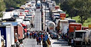 Greve dos caminhoneiros de 2018 parou o país (ueslei marcelino/reuters) apesar dos esforços de algumas entidades do setor de transporte autônomo em promover uma paralisação neste domingo, 25, e segunda, 26, as estradas permanecem desbloqueadas em todo país, segundo informações da polícia rodoviária federal (prf). Greve Dos Caminhoneiros E Confirmada Para Segunda Mesmo Com Apelo De Bolsonaro