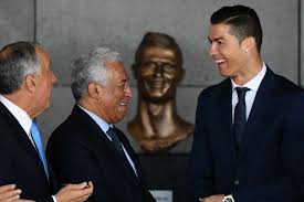 Cristiano ronaldo visits namesake madeira airport, for ceremony which honoured him. Cristiano Ronaldo Bekommt Neue Buste Goal Com