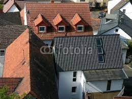 rotbraune und schwarze ziegeldacher an der burgruine vetzberg in der gemeinde biebertal im gleiberger land bei giessen in hessen ziegel gemeinde rotbraun