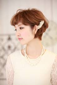 コテで巻いたら耳かけしてバレッタをonするだけ ショートヘアの結婚式