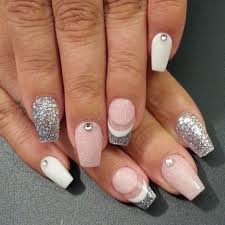 Poskytujeme kompletní modelaci nehtů (manikúra, pedikúra) a úpravu obočí či řas. Nehty Gelove Fotografie