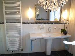 Die auffällig gemusterte tapete das leuchtende orange der badewanne. Badezimmer Halbhoch Gefliest Mit Bordure Badezimmer Ideen Musterbader Von Hornbach Badezimmer Fliesen Badezimmer Modernes Badezimmer Auch Wenn Nicht Jedes Bad Mit Grosszugigem Platzangebot Und Idealem Raumschnitt Glanzen Kann Lasst Sich