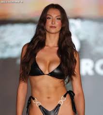 Actress Rachel Pizzolatto wears various bikinis on the catwalk, with a hot,  plump and sexy figure - iMedia
