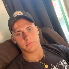 I took pic of my boy yesterday and my oldest son said it looked like a  tender profile pic lol i mean yes hes a very handsome boy lol just thought  id