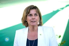 Nästan varannan svensk står bakom en misstroendeförklaring av stefan löfven, skriver aftonbladet. Isabella Lovin Wikipedia