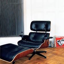 A high quality reproduction that you won't want to miss. Eames Lounge Chair Und Ottomane Vor Vinyl Musik An Und Entspannen Auf Dem Lounge Chair Eames Lounge Chair Lounge