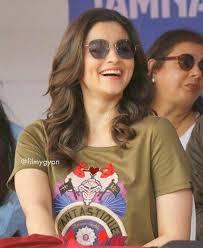 Tomorrow Dad Is Going To Village Abb Mil Sakte Hai Yesss Yess Alia Bhatt Cute Alia And Varun Aalia Bhatt