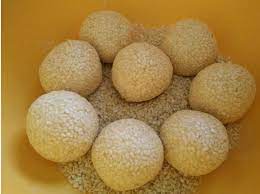 3 mangkuk kelapa parut putih 1 mangkuk tepung pulut 1/3 mangkuk gula pasir (manis ikut suke) 1/2 camt garam halus. Begini Cara Buat Kuih Bom Sedap Dan Mudah Keluarga