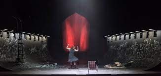 Der fliegende holländer, „romantische oper in drei aufzügen (so die originalbezeichnung), ist eine oper von richard wagner, die 1843 uraufgeführt richard wagner schrieb die oper unter dem eindruck einer stürmischen schiffsreise und verlegte die handlung vom kap der guten hoffnung in. Der Fliegende Hollander Theater Erfurt